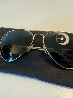 Ray-Ban Aviator Sunglasses Gold Frame with Black Lenses (Unisex)